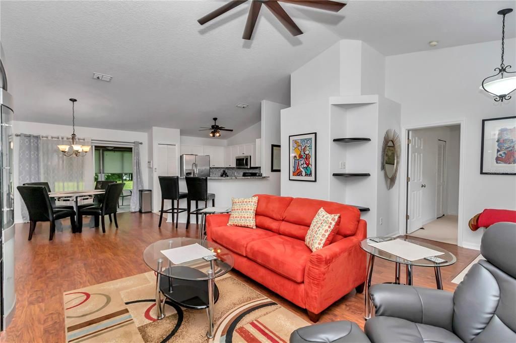 Activo con contrato: $320,000 (3 camas, 2 baños, 1525 Pies cuadrados)