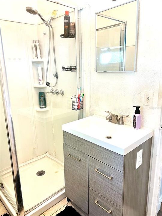 Active With Contract: $150,000 (2 beds, 1 baths, 726 Square Feet)