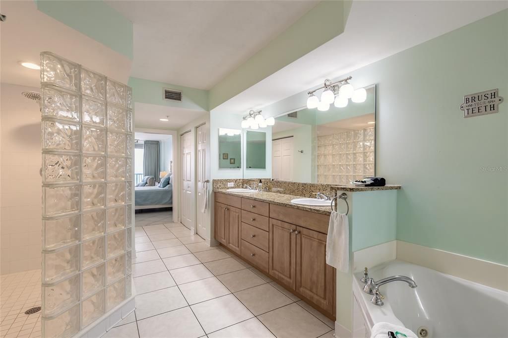 En Venta: $699,999 (3 camas, 3 baños, 2233 Pies cuadrados)