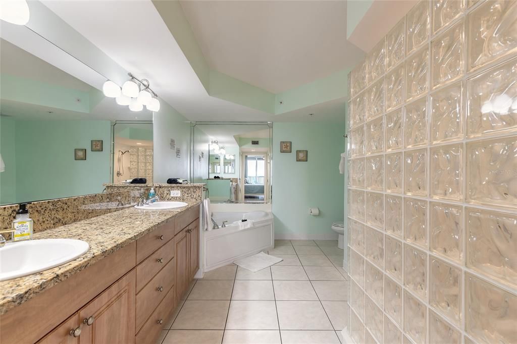 En Venta: $699,999 (3 camas, 3 baños, 2233 Pies cuadrados)