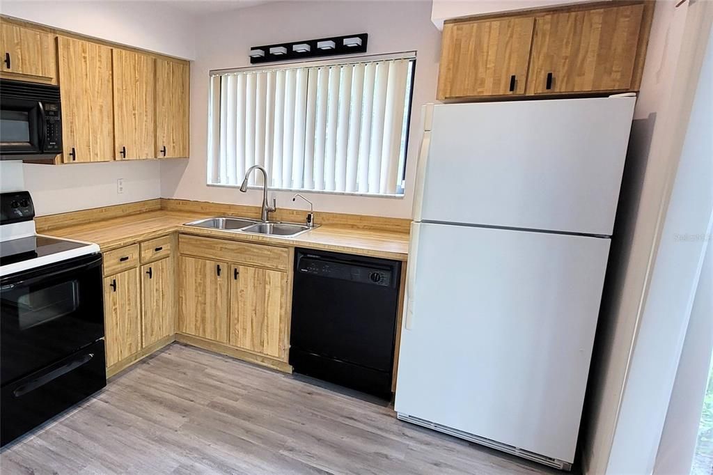 Active With Contract: $184,900 (2 beds, 2 baths, 1382 Square Feet)