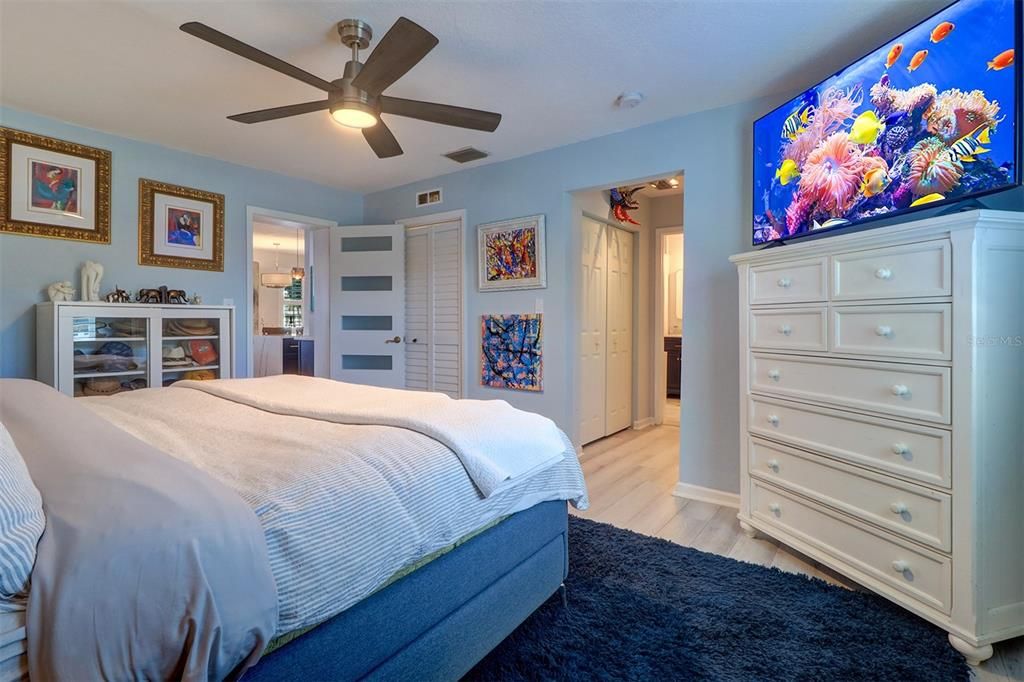 For Sale: $295,000 (1 beds, 1 baths, 858 Square Feet)