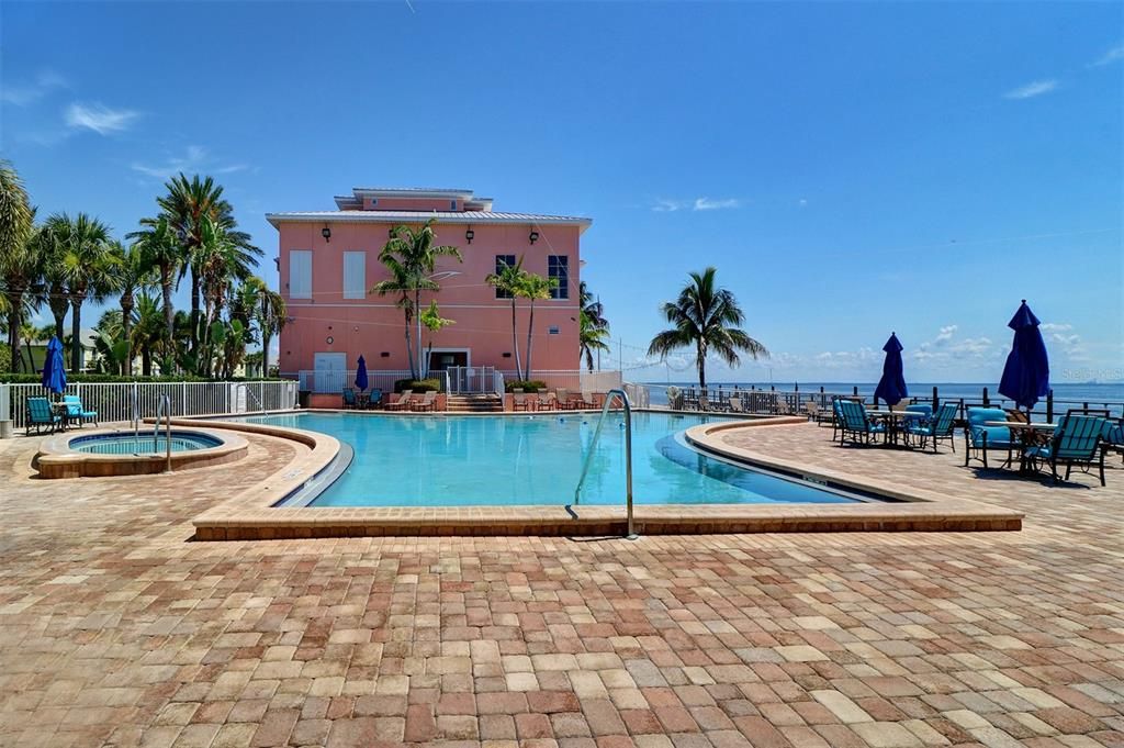 For Sale: $295,000 (1 beds, 1 baths, 858 Square Feet)