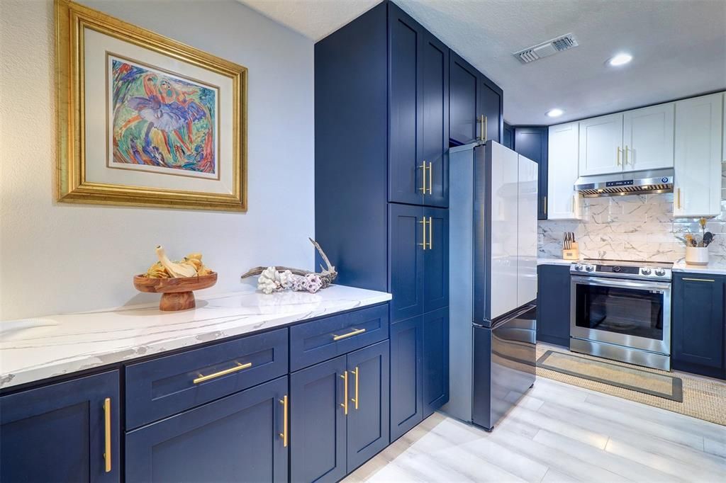 For Sale: $295,000 (1 beds, 1 baths, 858 Square Feet)