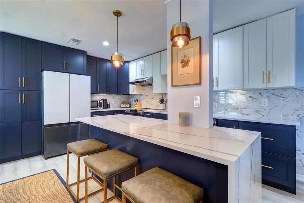 For Sale: $295,000 (1 beds, 1 baths, 858 Square Feet)