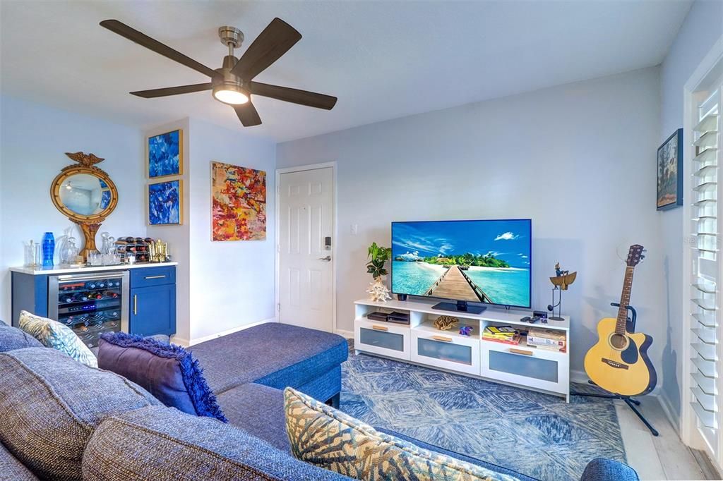 For Sale: $295,000 (1 beds, 1 baths, 858 Square Feet)