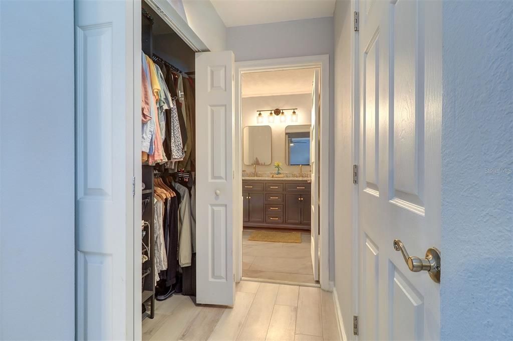 For Sale: $295,000 (1 beds, 1 baths, 858 Square Feet)