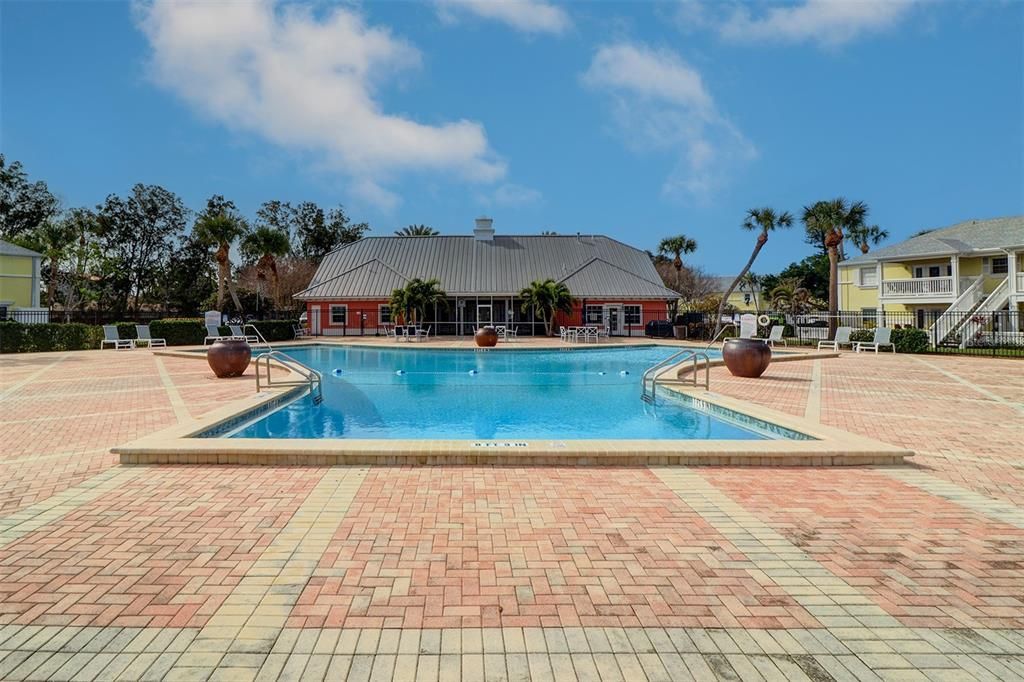 For Sale: $295,000 (1 beds, 1 baths, 858 Square Feet)