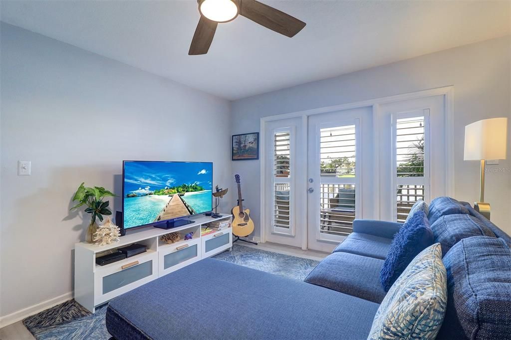 For Sale: $295,000 (1 beds, 1 baths, 858 Square Feet)