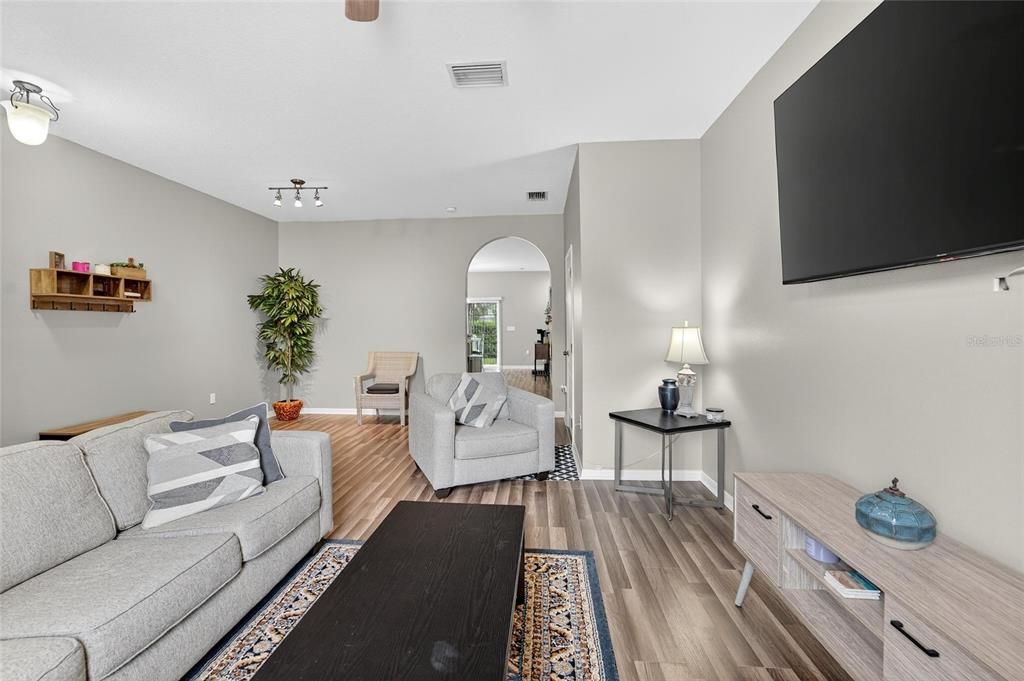 For Sale: $245,000 (3 beds, 2 baths, 1632 Square Feet)