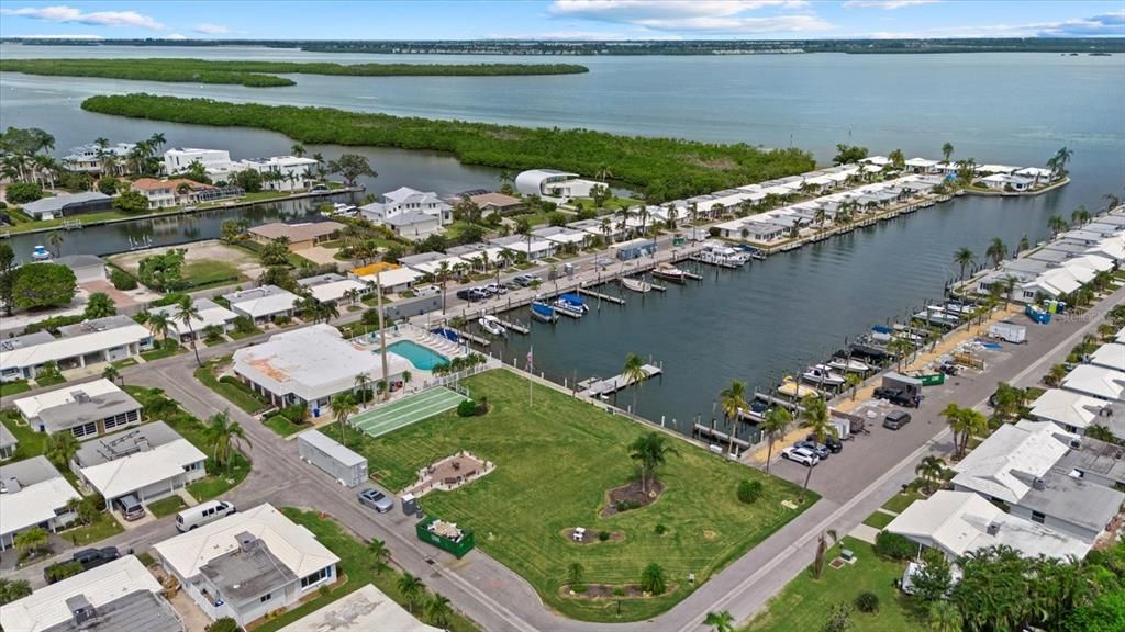 For Sale: $295,000 (2 beds, 2 baths, 1093 Square Feet)