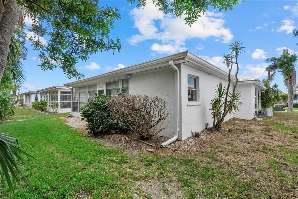 For Sale: $295,000 (2 beds, 2 baths, 1093 Square Feet)