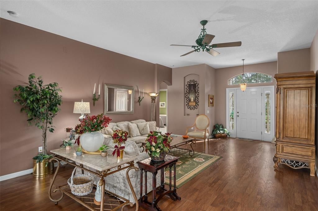 Под контрактом: $240,000 (2 спален, 2 ванн, 1686 Квадратных фут)