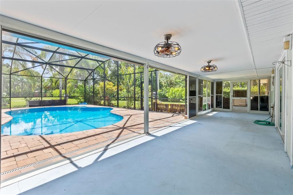 合同活跃: $375,000 (3 贝兹, 2 浴室, 1396 平方英尺)