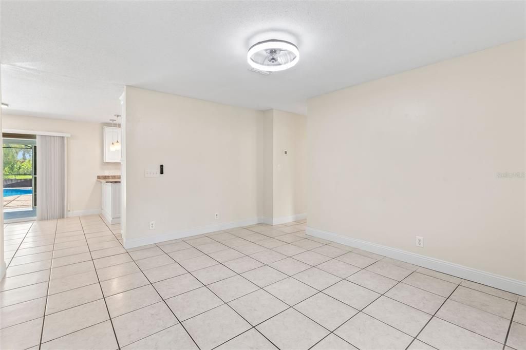 合同活跃: $375,000 (3 贝兹, 2 浴室, 1396 平方英尺)