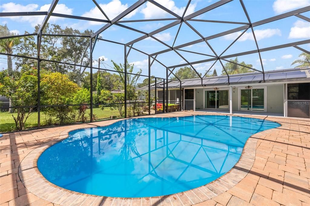 合同活跃: $375,000 (3 贝兹, 2 浴室, 1396 平方英尺)