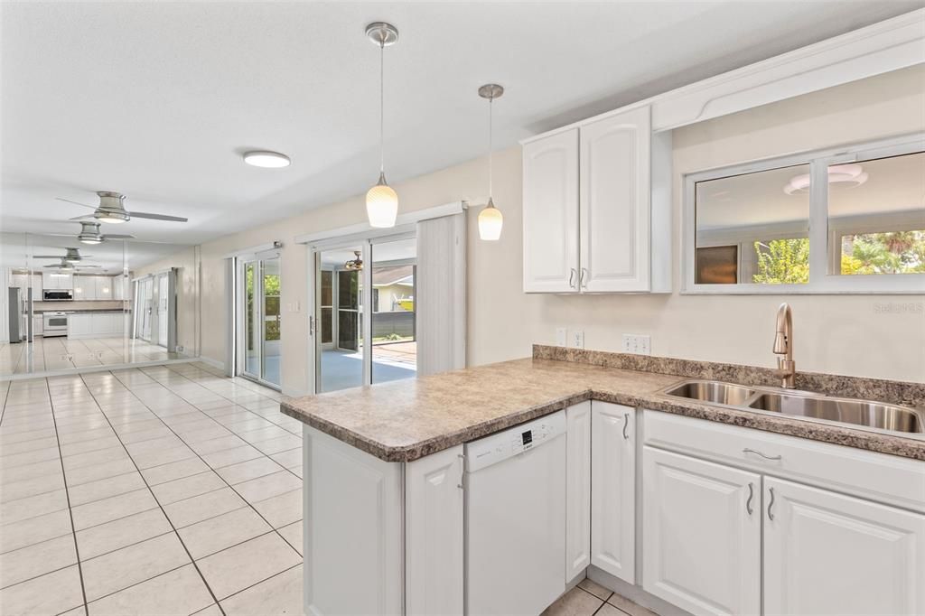 合同活跃: $375,000 (3 贝兹, 2 浴室, 1396 平方英尺)