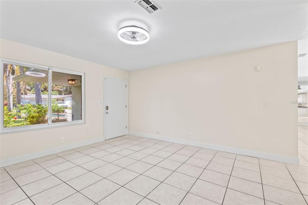 合同活跃: $375,000 (3 贝兹, 2 浴室, 1396 平方英尺)