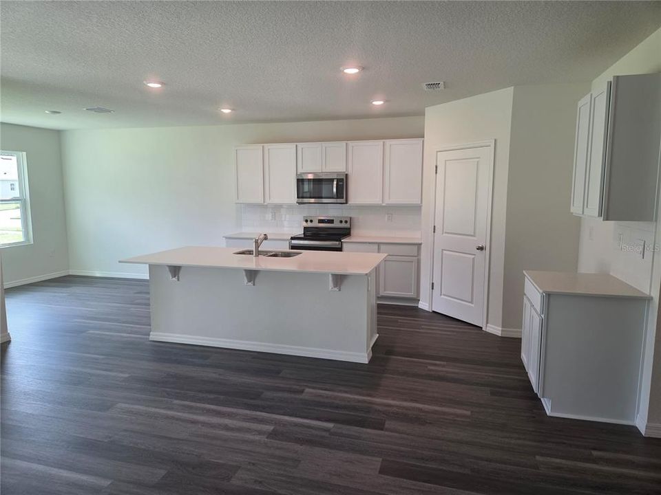 Activo con contrato: $364,990 (4 camas, 3 baños, 2020 Pies cuadrados)