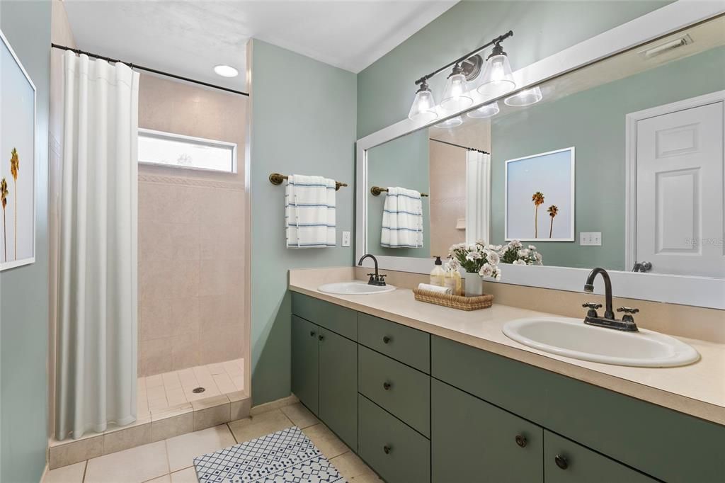 For Sale: $356,000 (4 beds, 2 baths, 1811 Square Feet)