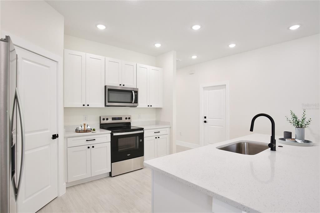 Activo con contrato: $349,900 (4 camas, 2 baños, 1846 Pies cuadrados)