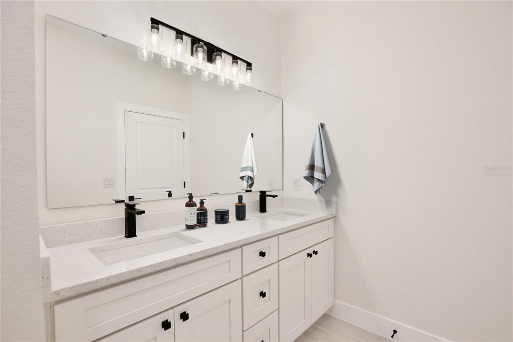 Activo con contrato: $349,900 (4 camas, 2 baños, 1846 Pies cuadrados)