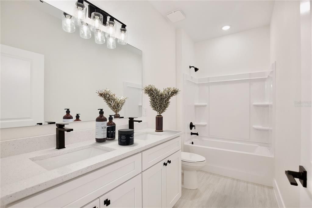 Activo con contrato: $349,900 (4 camas, 2 baños, 1846 Pies cuadrados)