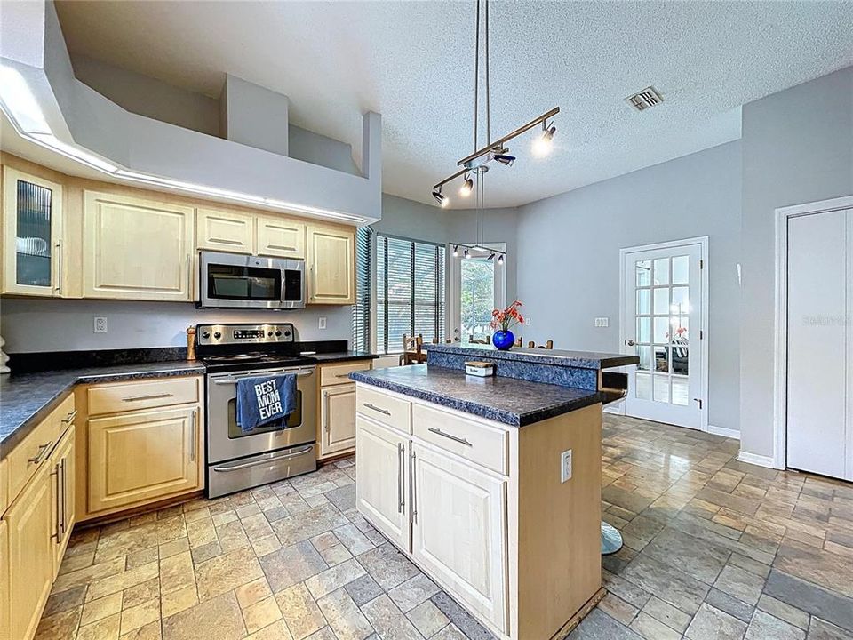 For Sale: $630,000 (5 beds, 3 baths, 2947 Square Feet)