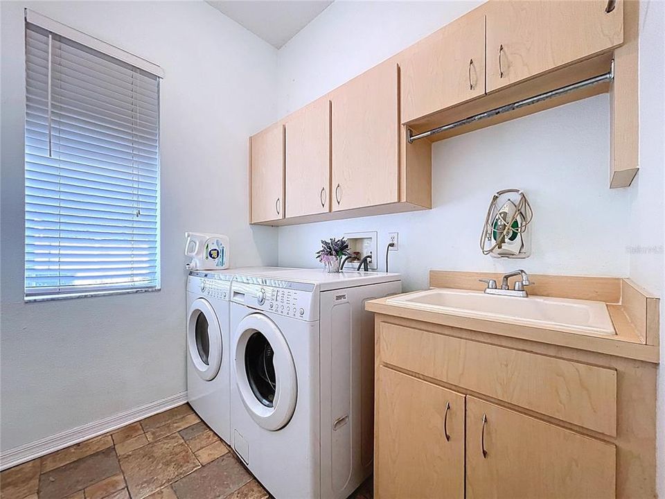 For Sale: $630,000 (5 beds, 3 baths, 2947 Square Feet)