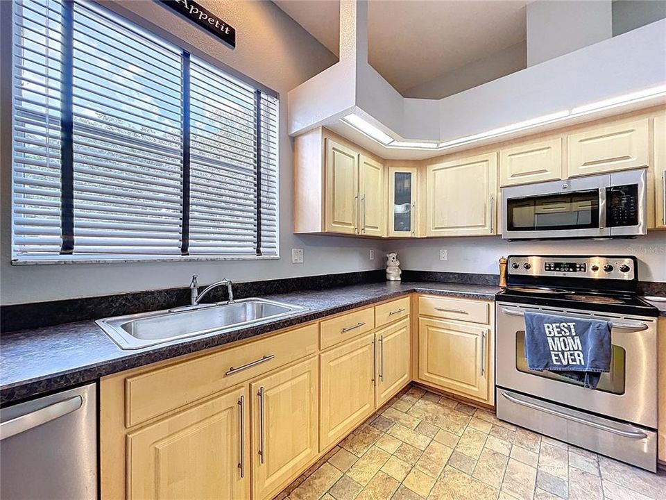 For Sale: $630,000 (5 beds, 3 baths, 2947 Square Feet)