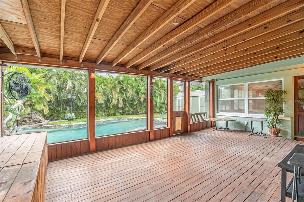 合同活跃: $395,000 (3 贝兹, 1 浴室, 962 平方英尺)