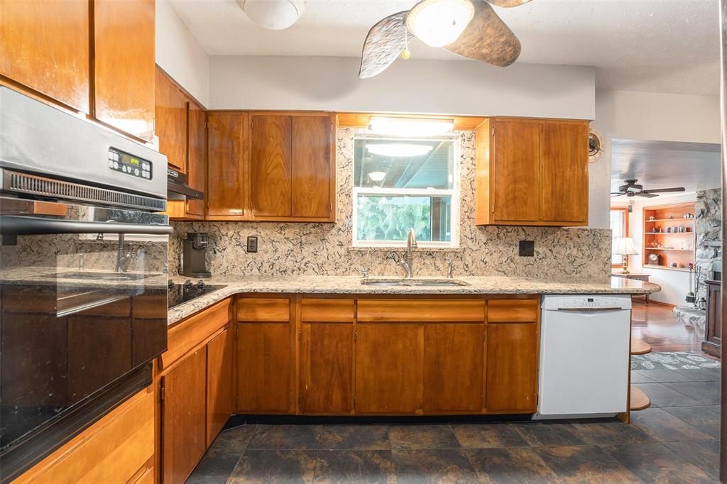 合同活跃: $395,000 (3 贝兹, 1 浴室, 962 平方英尺)