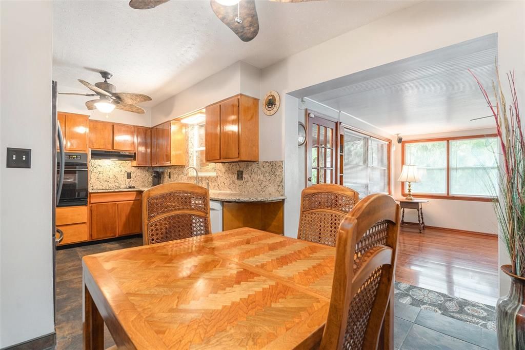 合同活跃: $395,000 (3 贝兹, 1 浴室, 962 平方英尺)