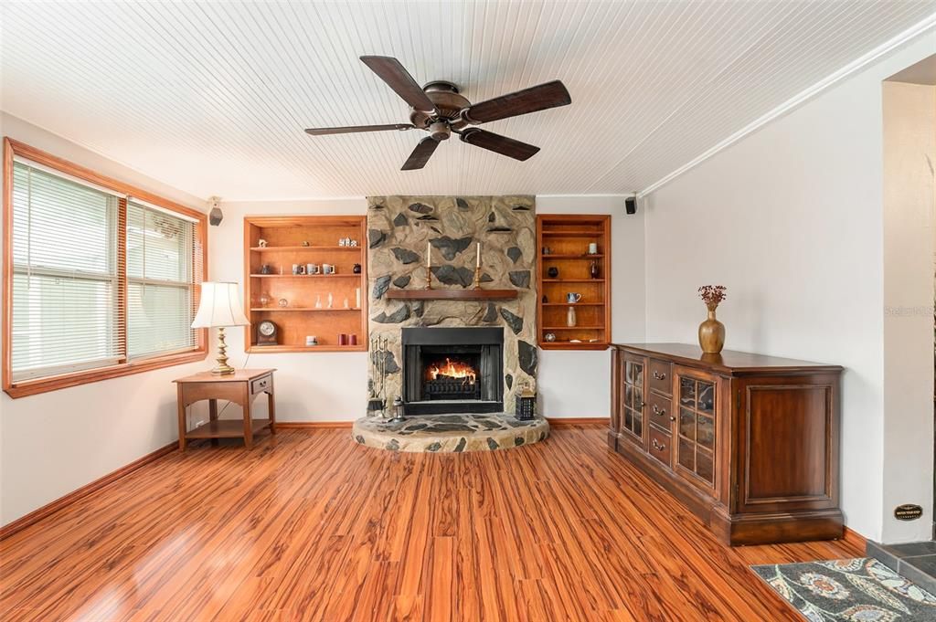 合同活跃: $395,000 (3 贝兹, 1 浴室, 962 平方英尺)