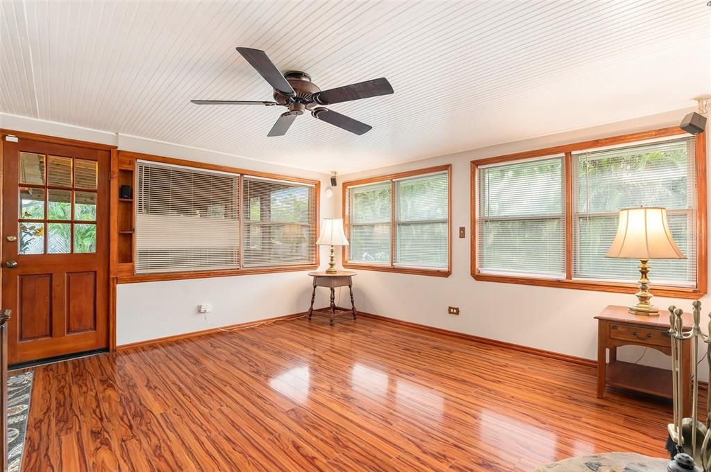 合同活跃: $395,000 (3 贝兹, 1 浴室, 962 平方英尺)