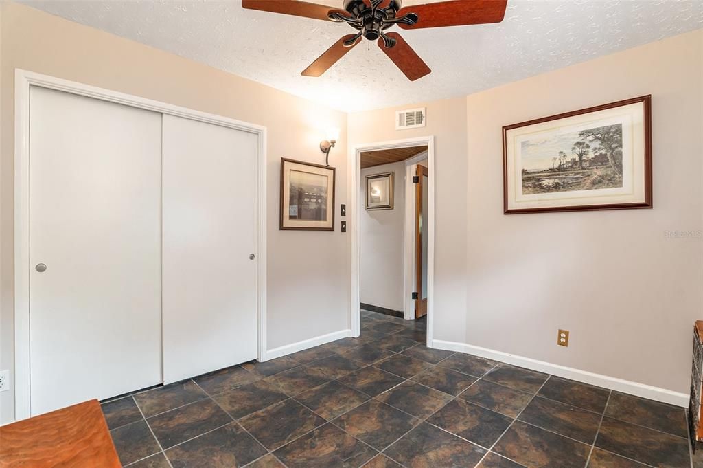 合同活跃: $395,000 (3 贝兹, 1 浴室, 962 平方英尺)