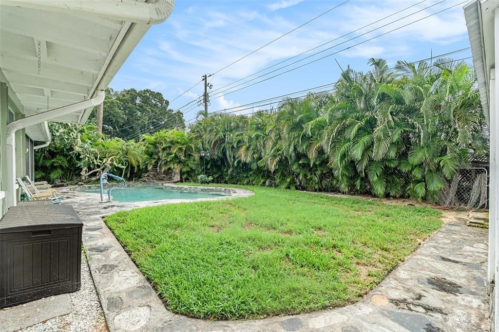 合同活跃: $395,000 (3 贝兹, 1 浴室, 962 平方英尺)