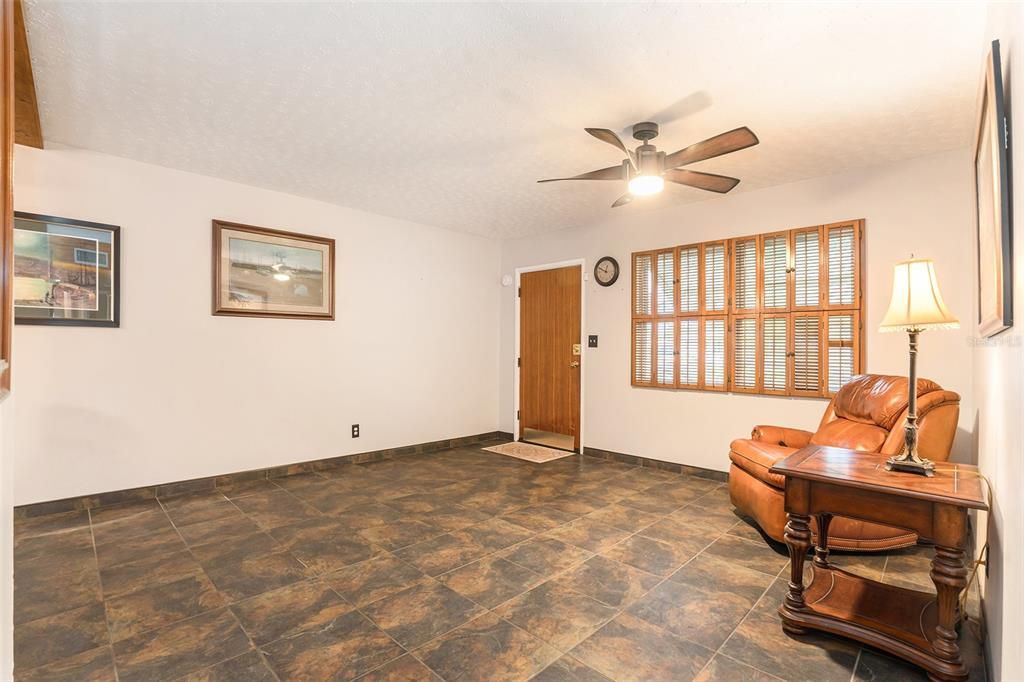 合同活跃: $395,000 (3 贝兹, 1 浴室, 962 平方英尺)