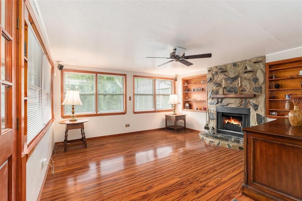 合同活跃: $395,000 (3 贝兹, 1 浴室, 962 平方英尺)