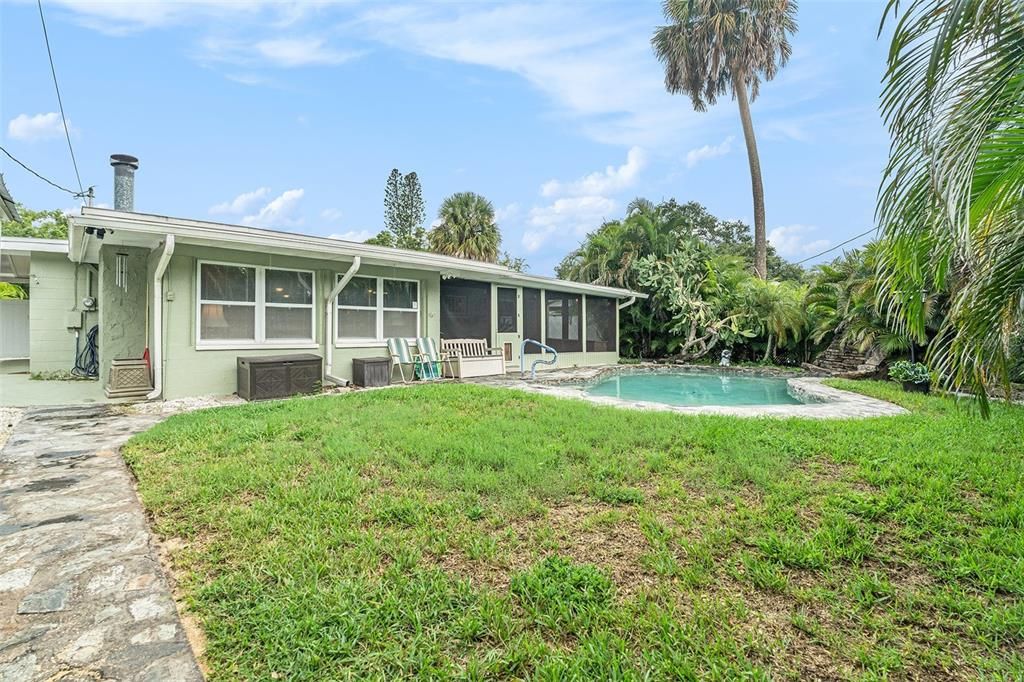 合同活跃: $395,000 (3 贝兹, 1 浴室, 962 平方英尺)