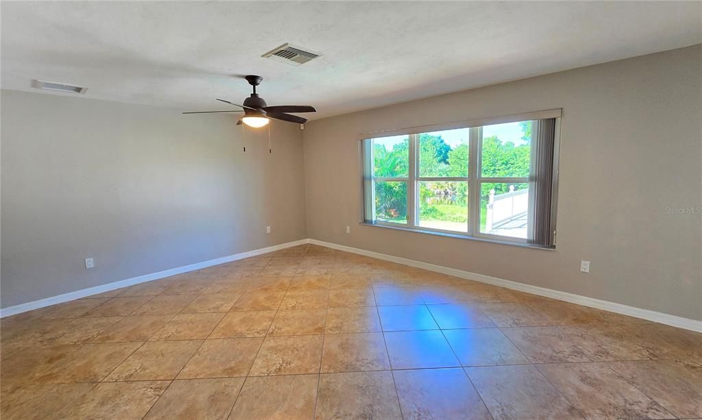 For Sale: $267,900 (3 beds, 2 baths, 1641 Square Feet)