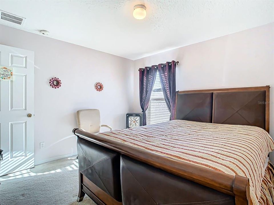 Под контрактом: $2,400 (4 спален, 2 ванн, 1929 Квадратных фут)