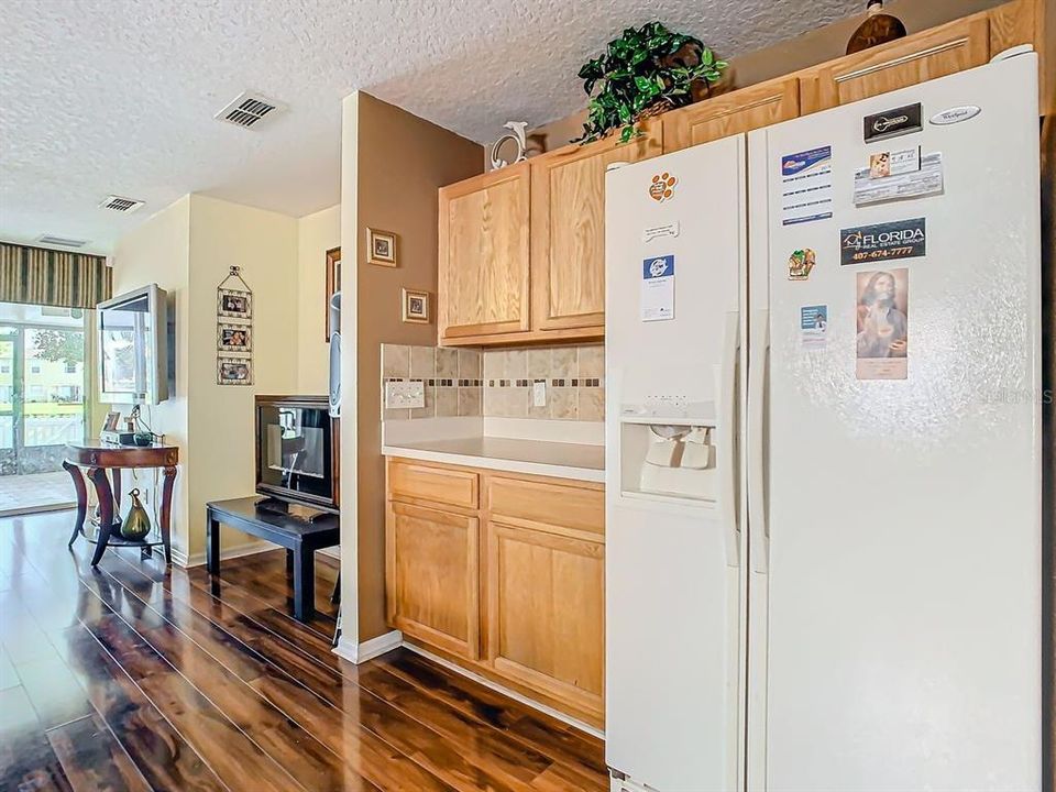 Под контрактом: $2,400 (4 спален, 2 ванн, 1929 Квадратных фут)