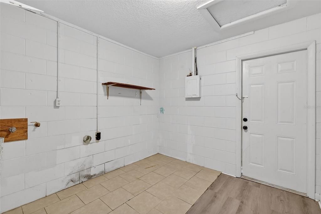 Active With Contract: $218,000 (3 beds, 2 baths, 1128 Square Feet)