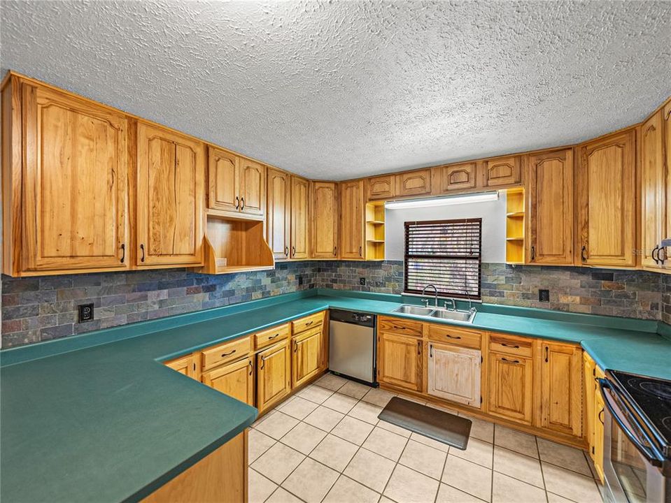 For Sale: $549,900 (3 beds, 3 baths, 2398 Square Feet)