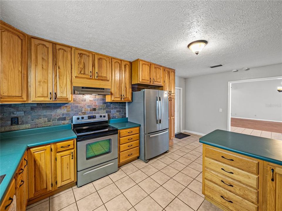 For Sale: $549,900 (3 beds, 3 baths, 2398 Square Feet)