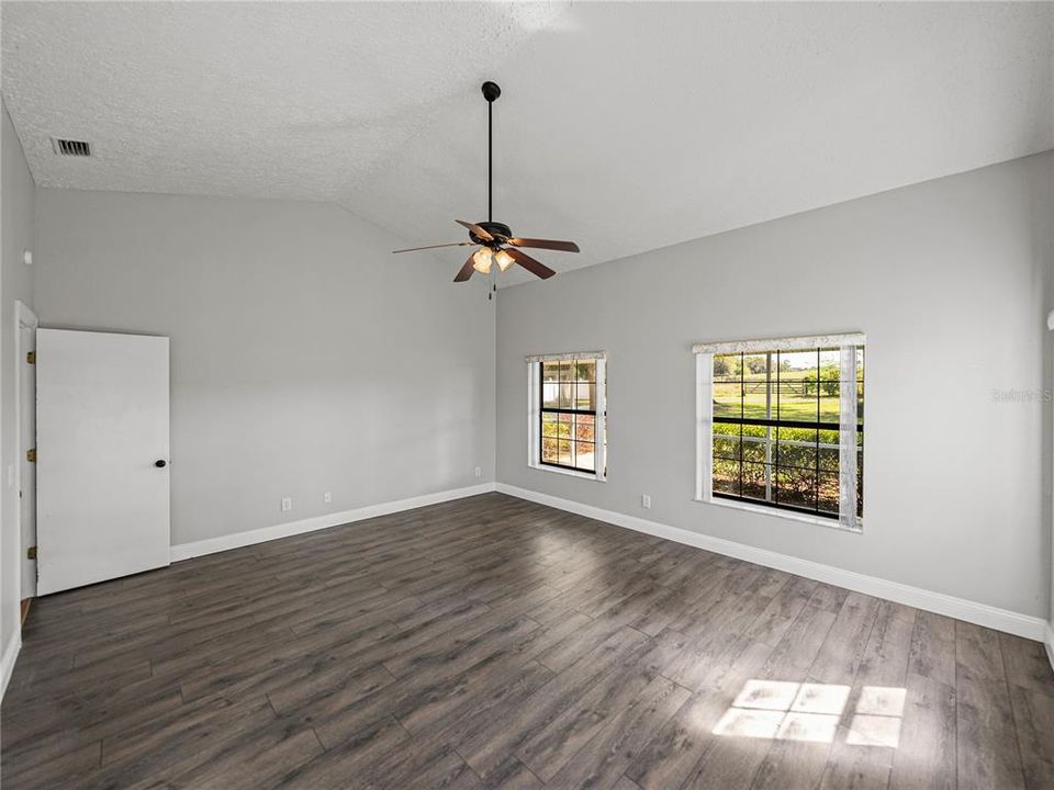 For Sale: $549,900 (3 beds, 3 baths, 2398 Square Feet)