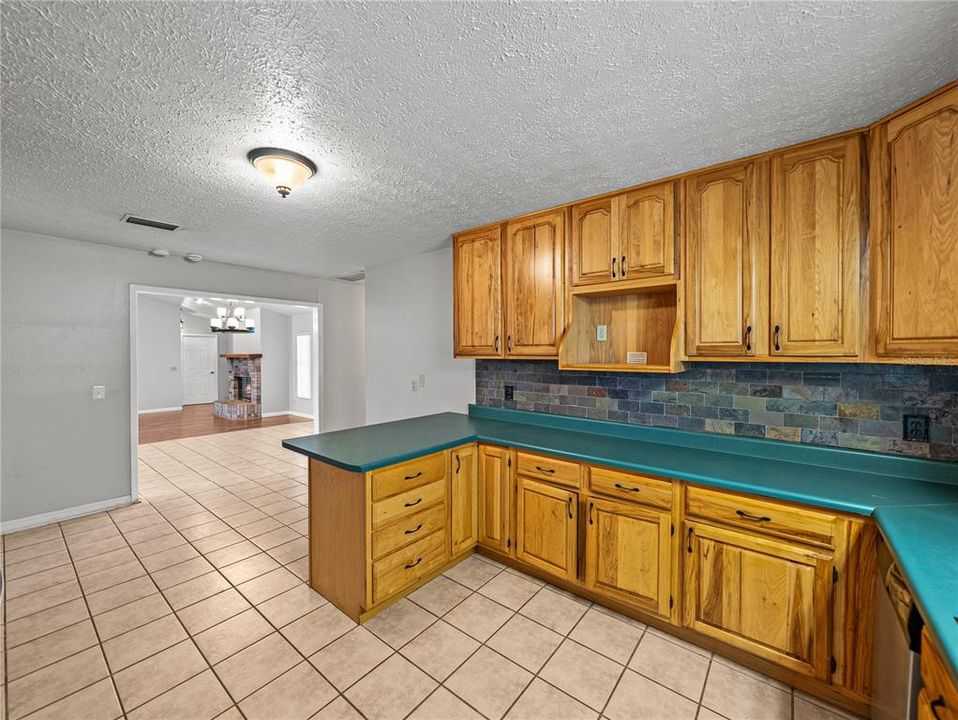 For Sale: $549,900 (3 beds, 3 baths, 2398 Square Feet)