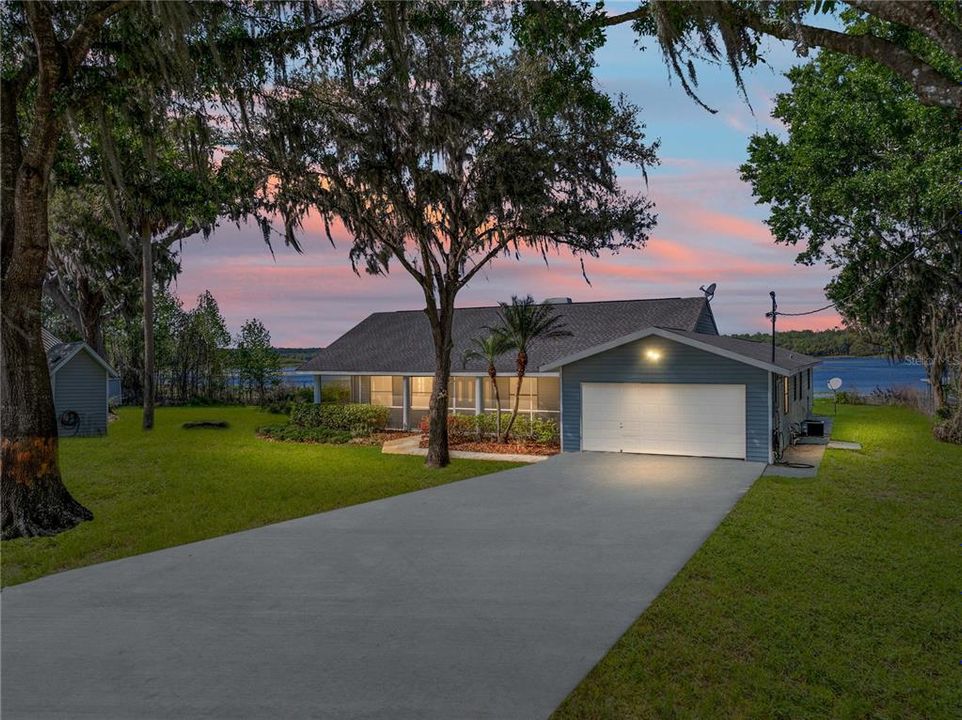 For Sale: $549,900 (3 beds, 3 baths, 2398 Square Feet)