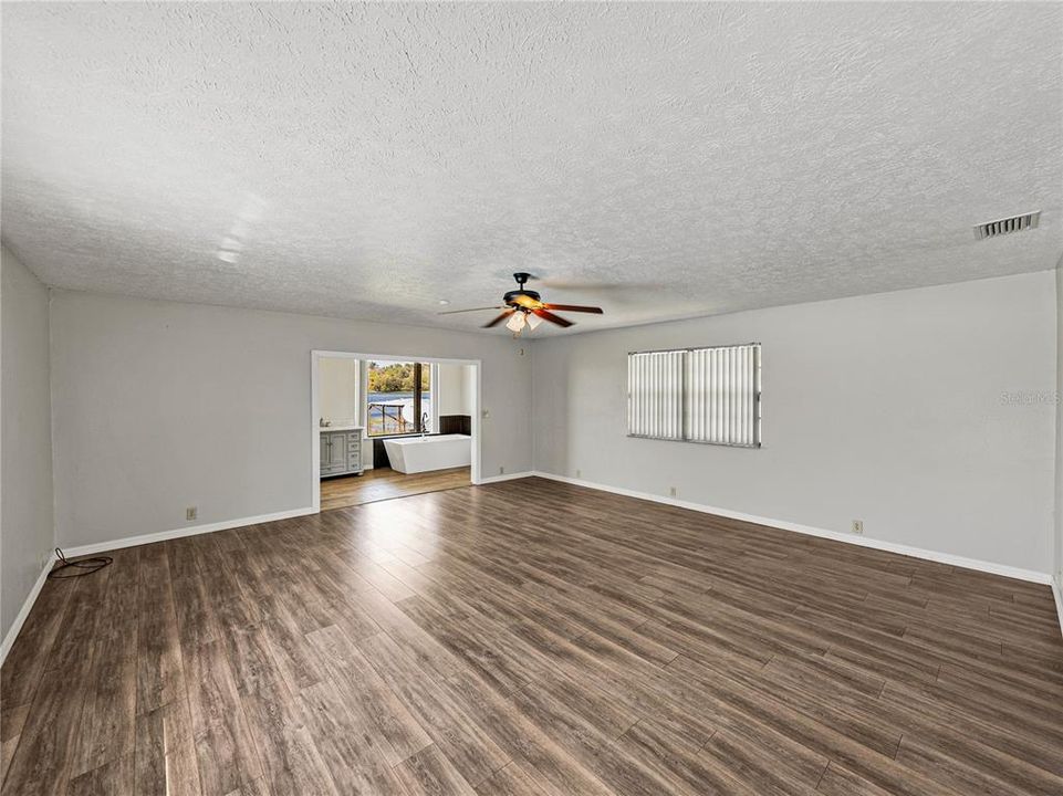 For Sale: $549,900 (3 beds, 3 baths, 2398 Square Feet)